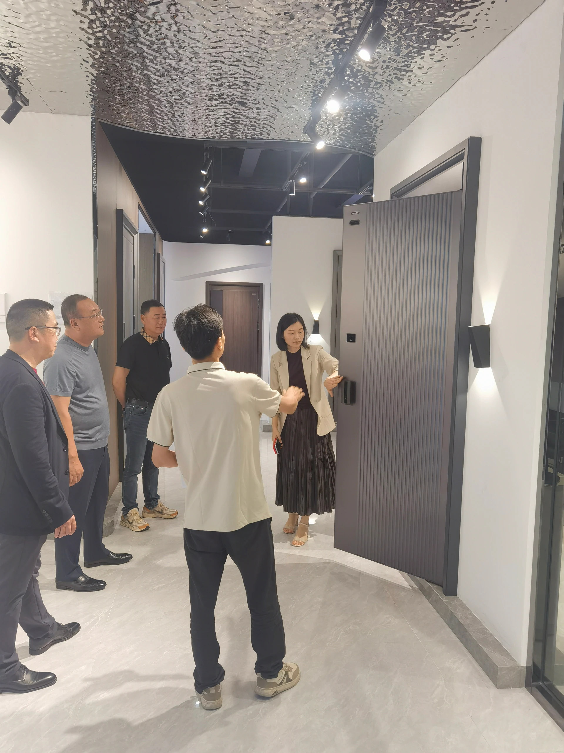 靓家居·整装高层莅临紫珺保共探智能门新未来