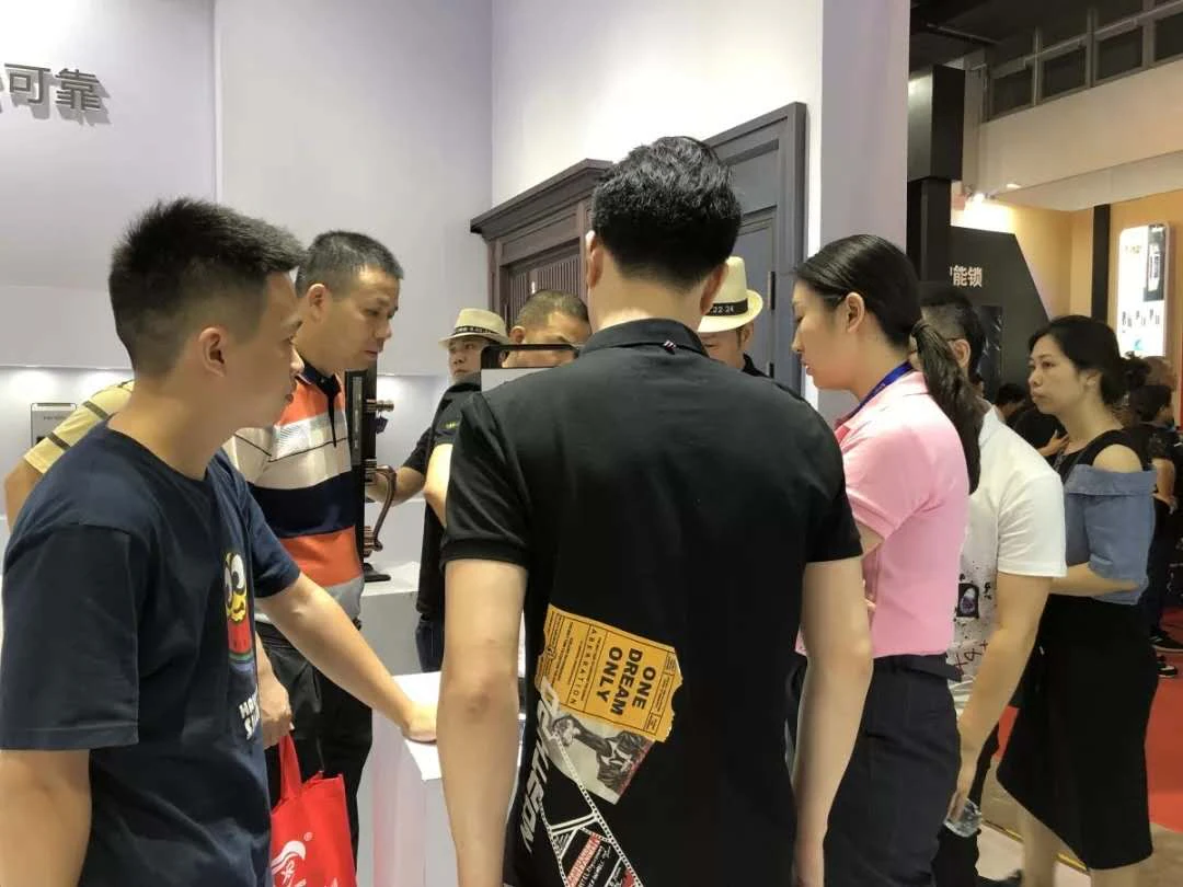 紫珺保指纹锁亮相永康门博会 首创高端定制为门企赋能