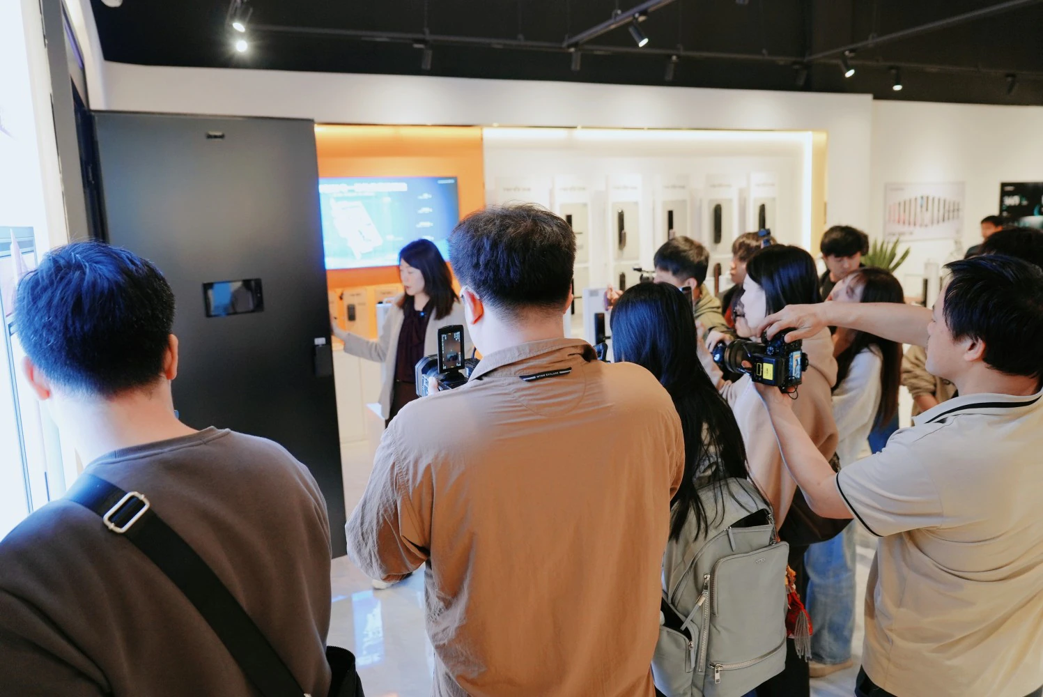 人民日报：广东推动民营企业便捷搭上“人工智能快车”｜原文章配图