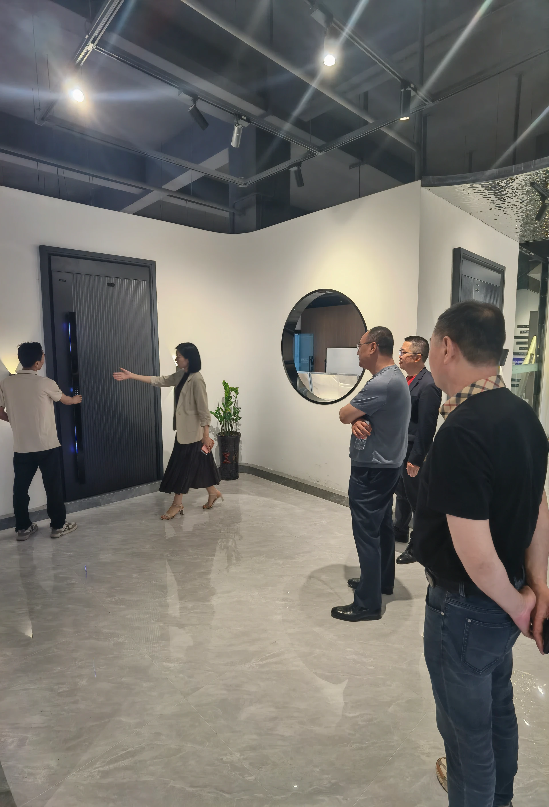 靓家居·整装高层莅临紫珺保共探智能门新未来