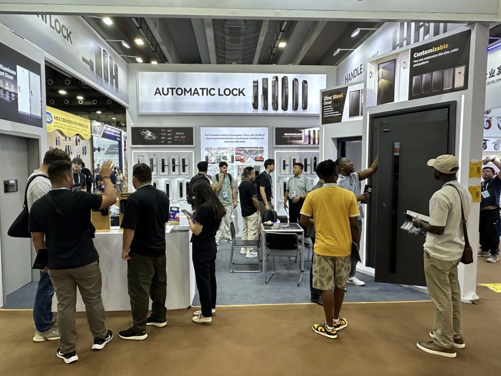 广交会报道中的紫珺保展台与参观者