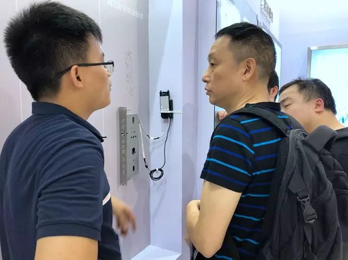 紫珺保指纹锁亮相永康门博会 首创高端定制为门企赋能